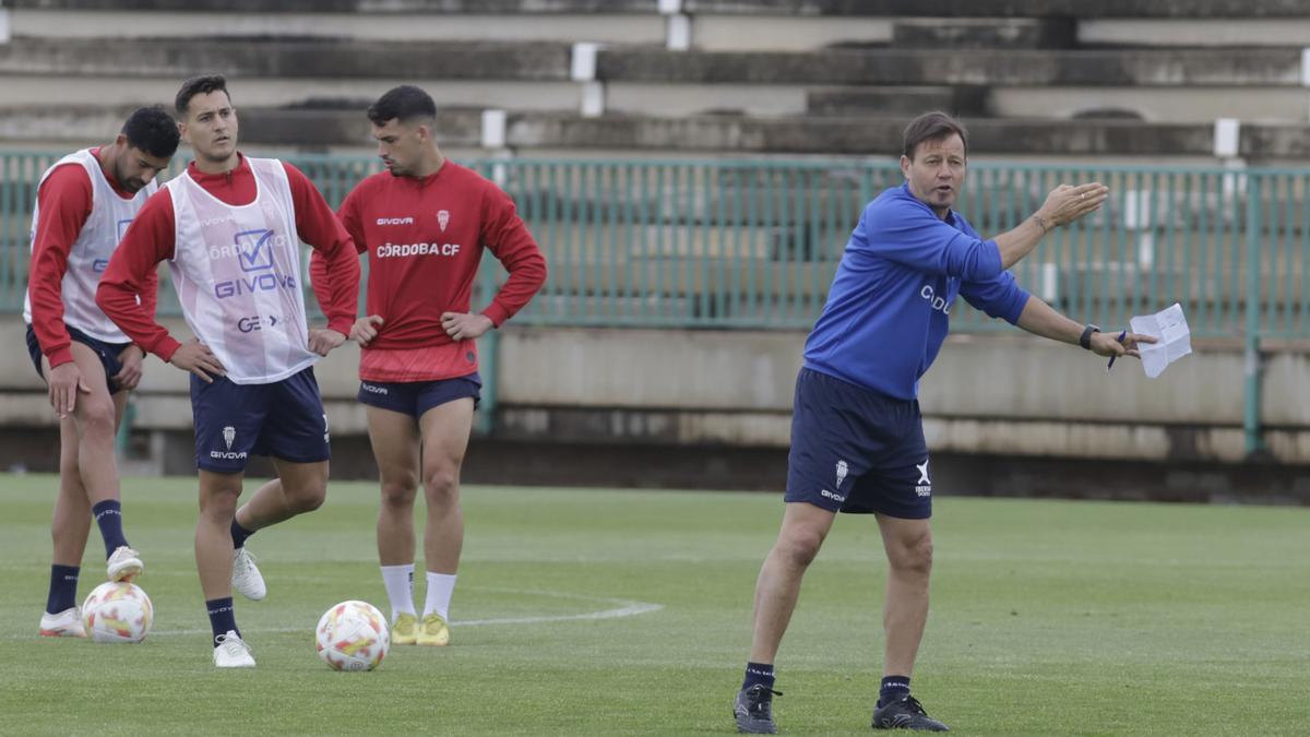 Manuel Mosquera da instrucciones en un entrenamiento ante Caballero, Alonso y Alberto.