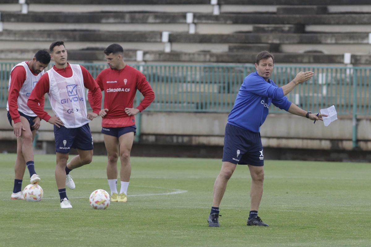 Manuel Mosquera da instrucciones en un entrenamiento ante Caballero, Alonso y Alberto.