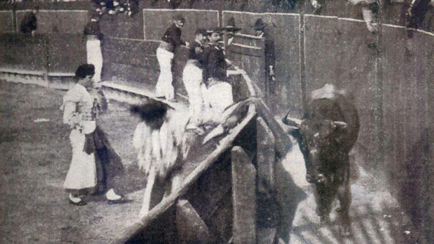 Un toro entre barreras en una corrida de comienzos del siglo XX.