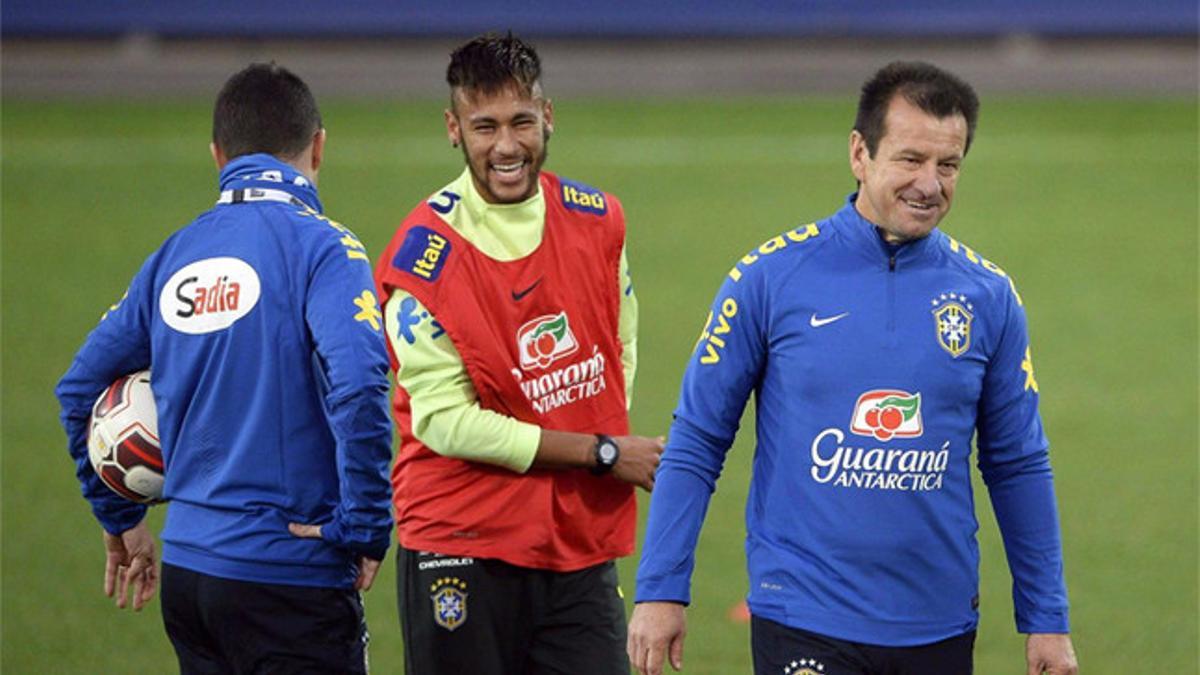 Neymar y Dunga, en un entrenamiento de la selección brasileña
