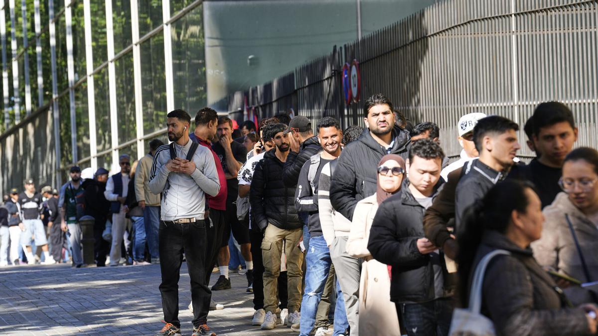 Decenas de migrantes hacen cola en Barcelona para acogerse al proceso extraordinario de regularización el pasado mayo.