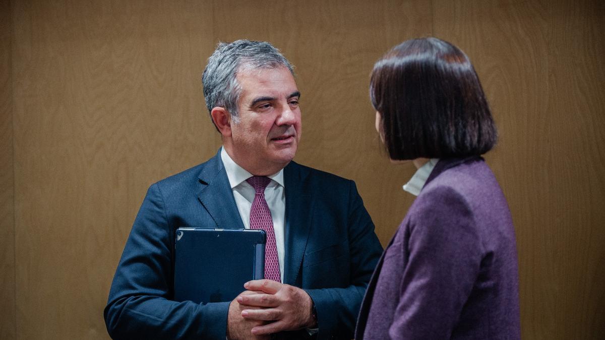 El consejero Juan María Vázquez, este jueves hablando con la ministra Diana Morant.