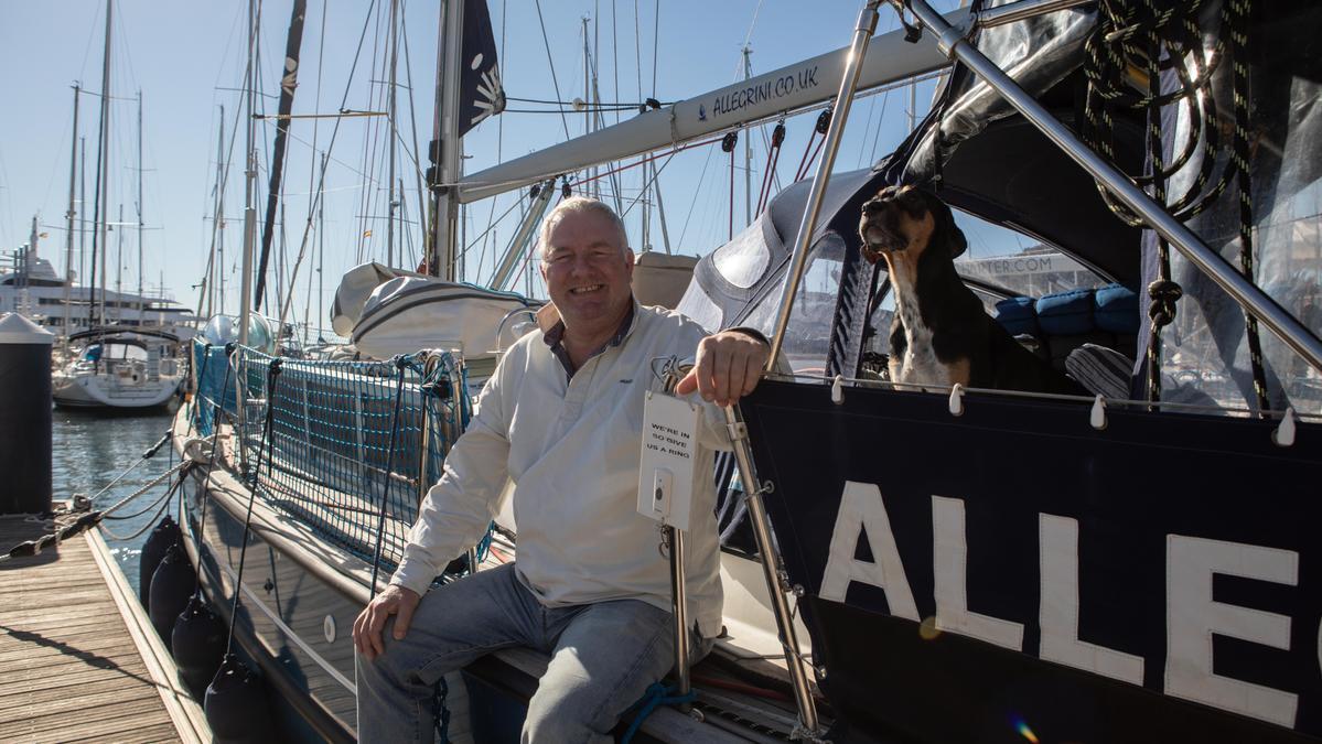 Steven Houssart Dos años viviendo en su barco ‘Allegrini’: Este inglés, junto con su mujer y su perro llevan seis meses en Cartagena y planean seguir viajando por el mar Mediterráneo.