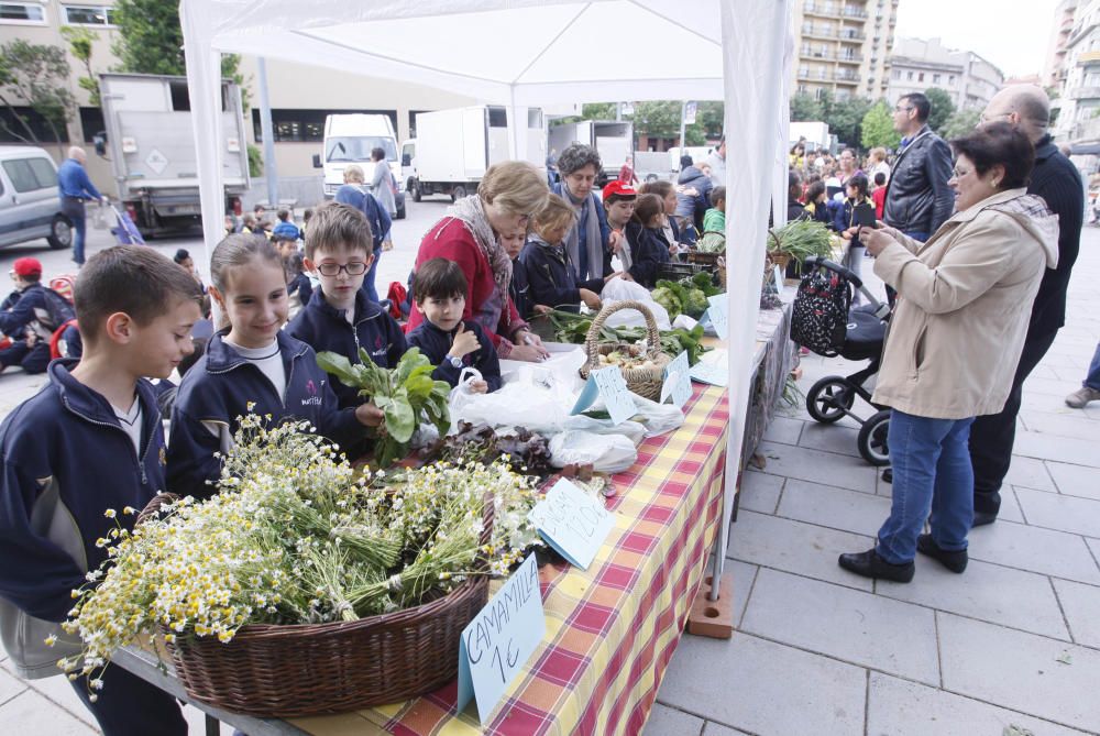 Els infants venen verdures al Mercat del Lleó