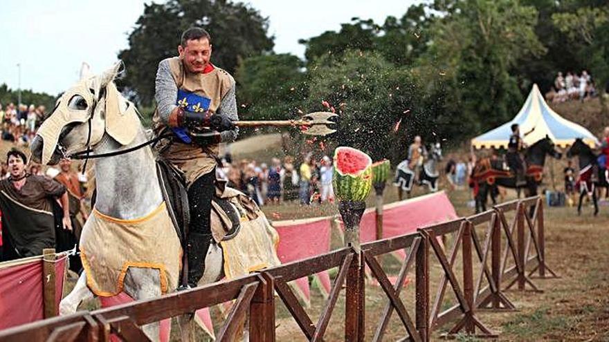 Un genet al galop utilitza una xíndria per mostrar el que podria passar a un cap humà, en una acció del 2018.