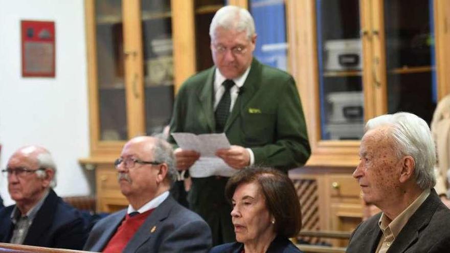 Emilio Pita, en pie durante su intervención, y en primer término y a la dcha., Jesús Núñez.