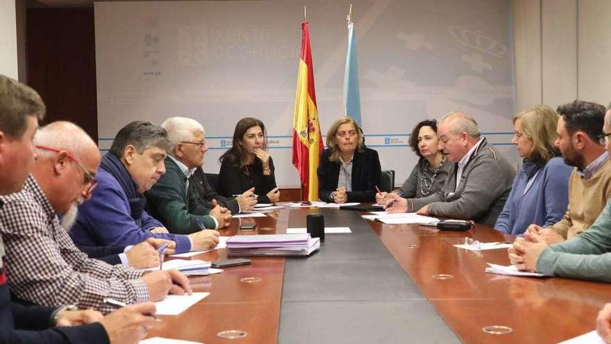 Un momento de la reunión de ayer en la Consellería de Medio Ambiente. // Xoán Álvarez