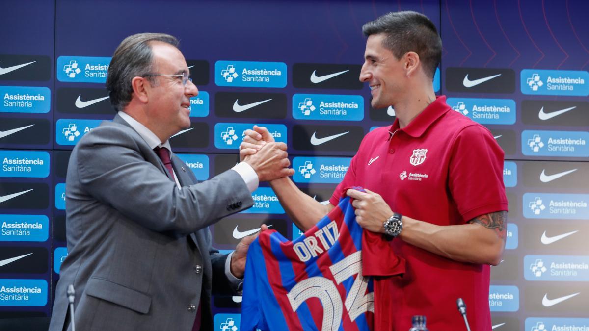 Carlos Ortiz, con el directivo Aureli Mas el día de su presentación