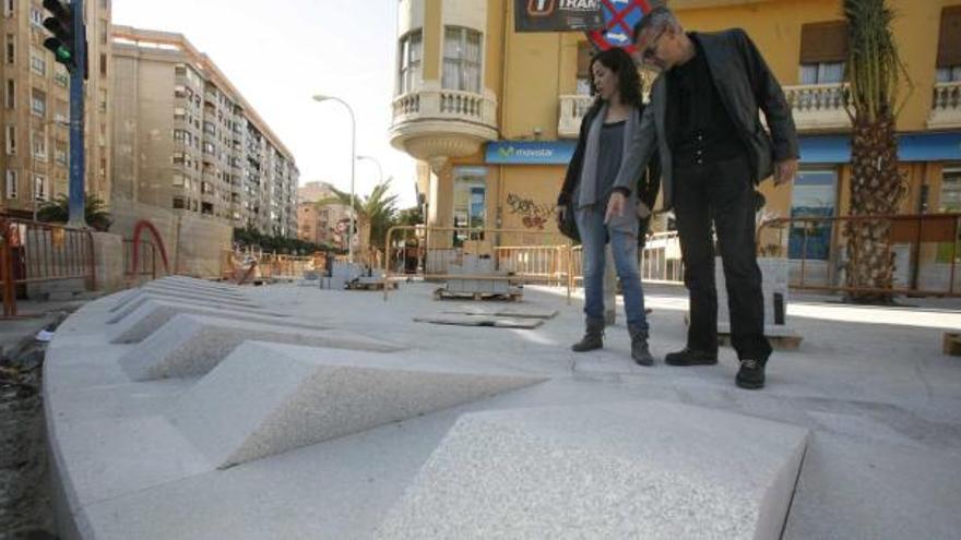 Javier García-Solera, acompañado por una de las integrantes de su equipo, supervisa el desarrollo de las obras en la Plaza de Los Luceros.