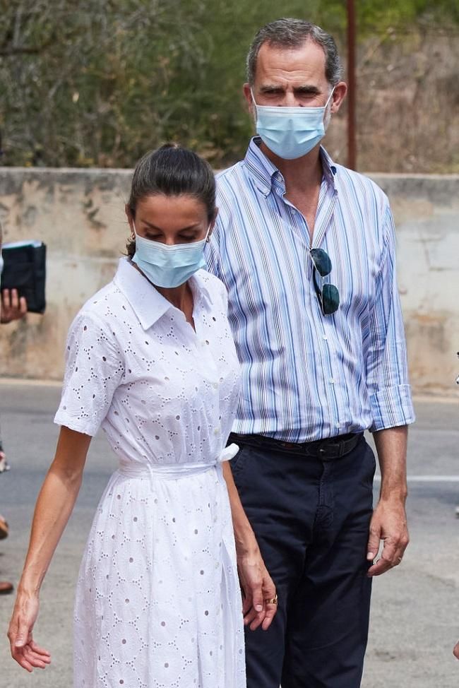 La reina Letizia con vestido blanco con encajes y troquelado, de Vintage Ibiza, en Mallorca