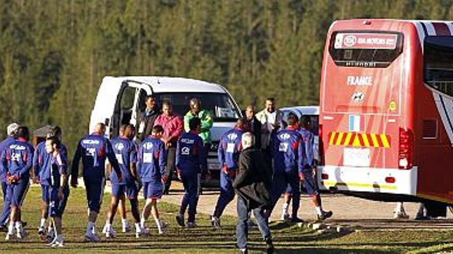 Ante el asombro de técnicos y periodistas, los componentes de la selección francesa se retiran del entrenamiento.