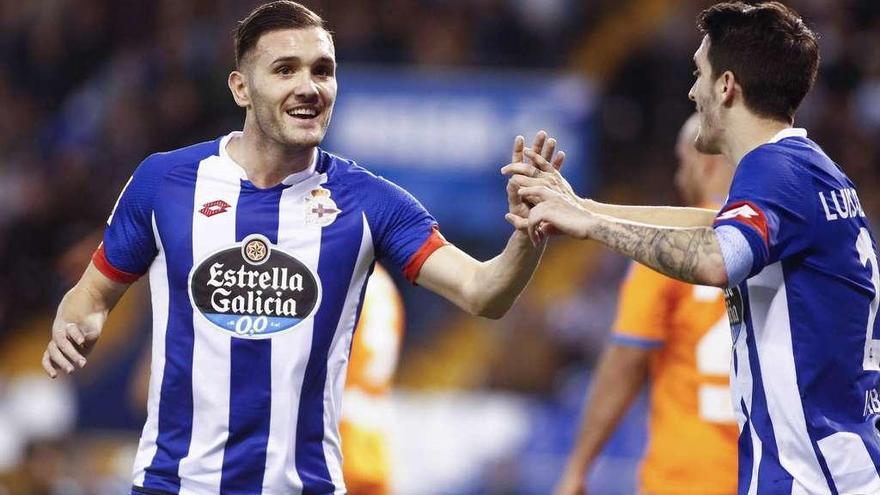 Lucas Pérez y Luis Alberto celebran un gol con el Deportivo.