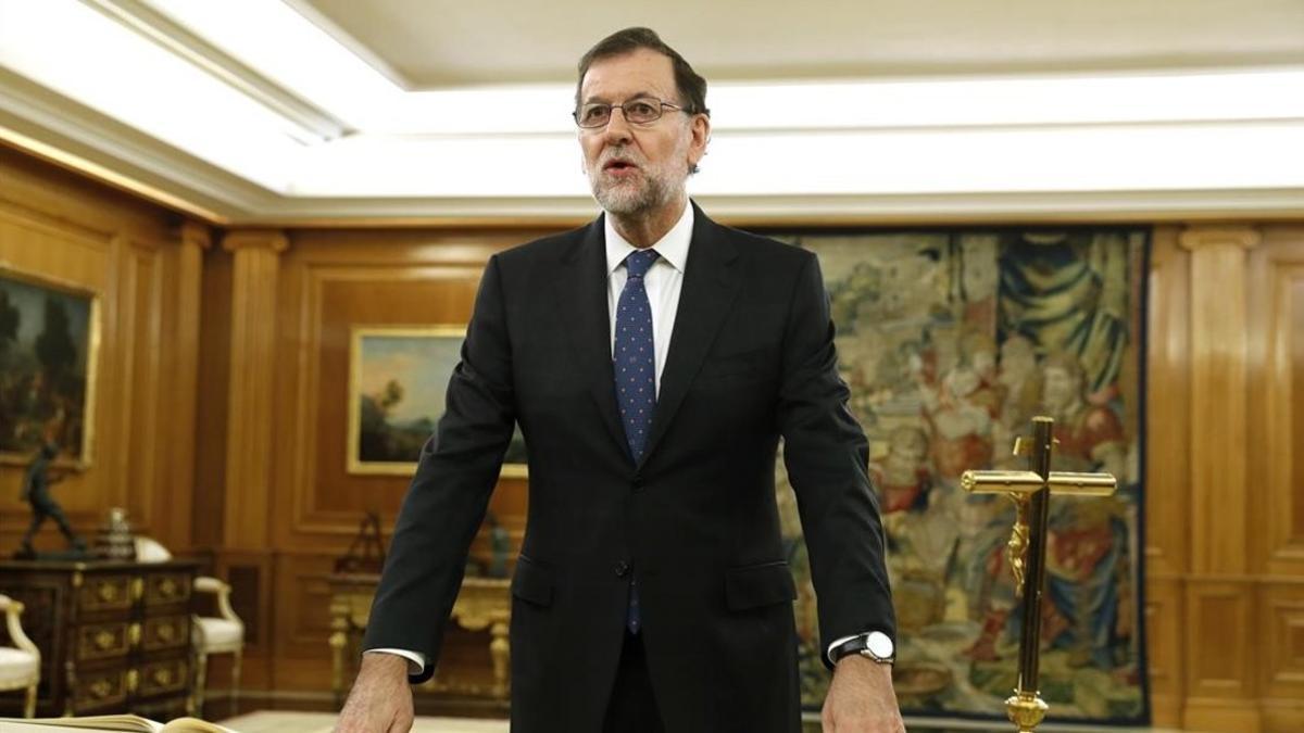 Rajoy, frente a un crucifijo, durante su toma de posesión como presidente, el pasado 31 de octubre en el palacio de la Zarzuela.