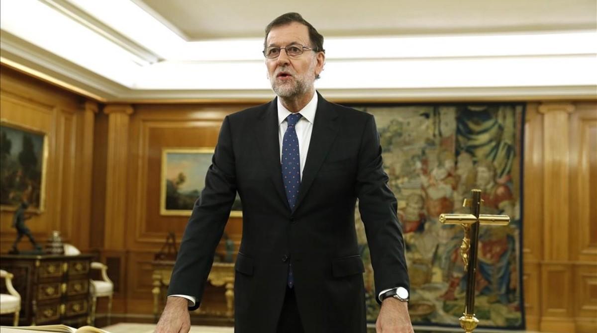Rajoy, frente a un crucifijo, durante su toma de posesión como presidente, el pasado 31 de octubre en el palacio de la Zarzuela.