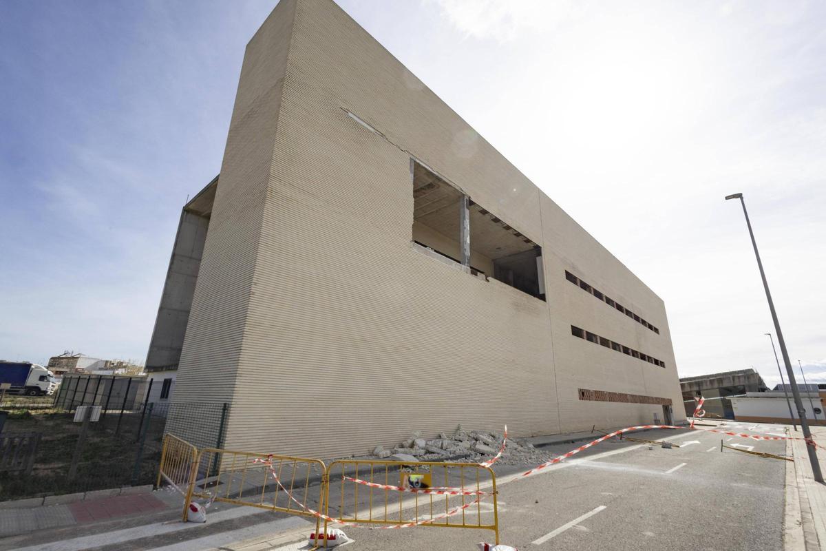 Daños ocasionados por el viento en la Casa de la Música de Alberic.