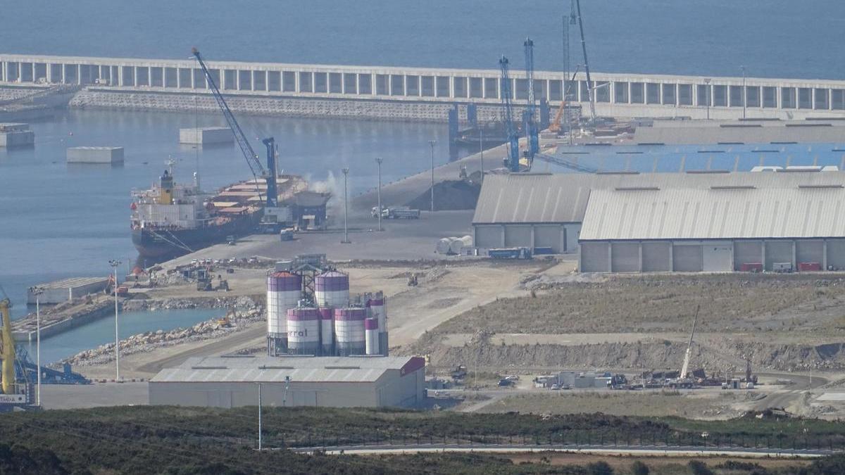 Vista del lugar desde donde partirá el poliducto de Repsol en el puerto exterior de Langosteira.