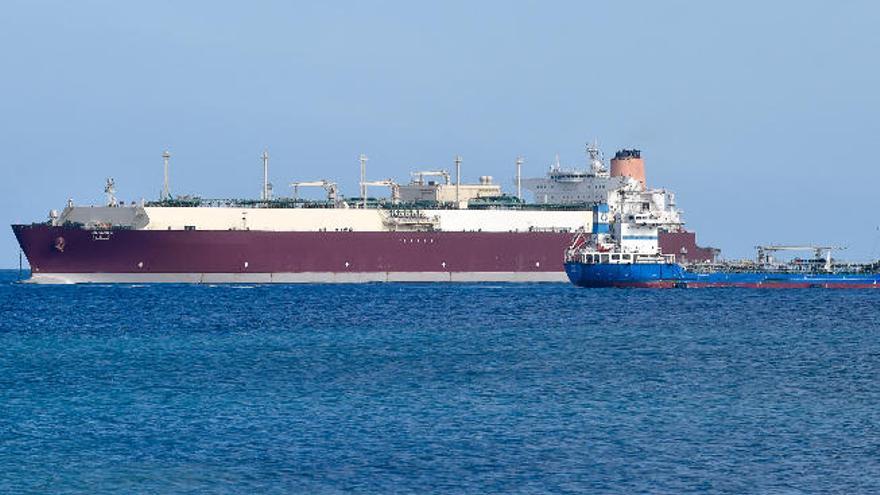 El muelle de La Esfinge recibe a uno de los mayores gaseros del mundo