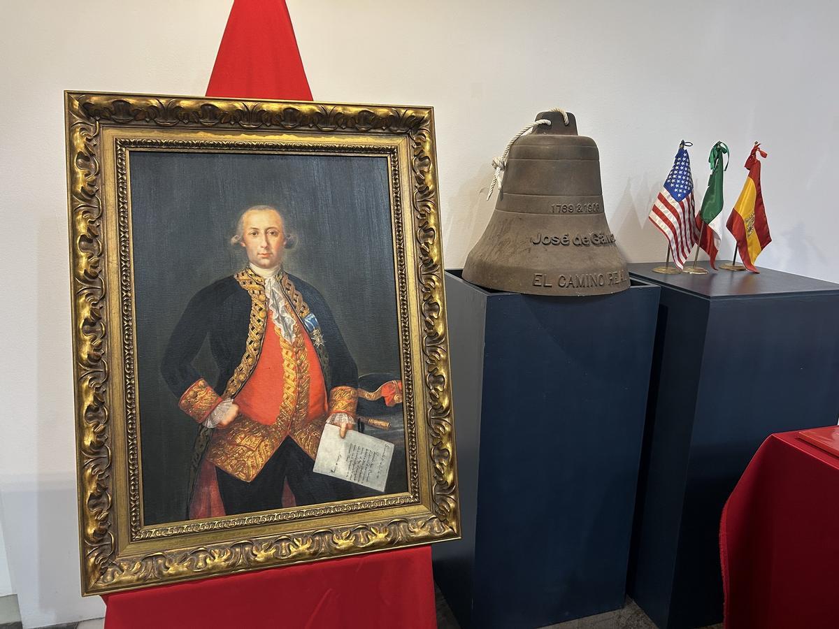 Retrato de Bernardo de Gálvez, junto a la réplica de una campana del Camino Real de California, en el Parador de San Rafael.