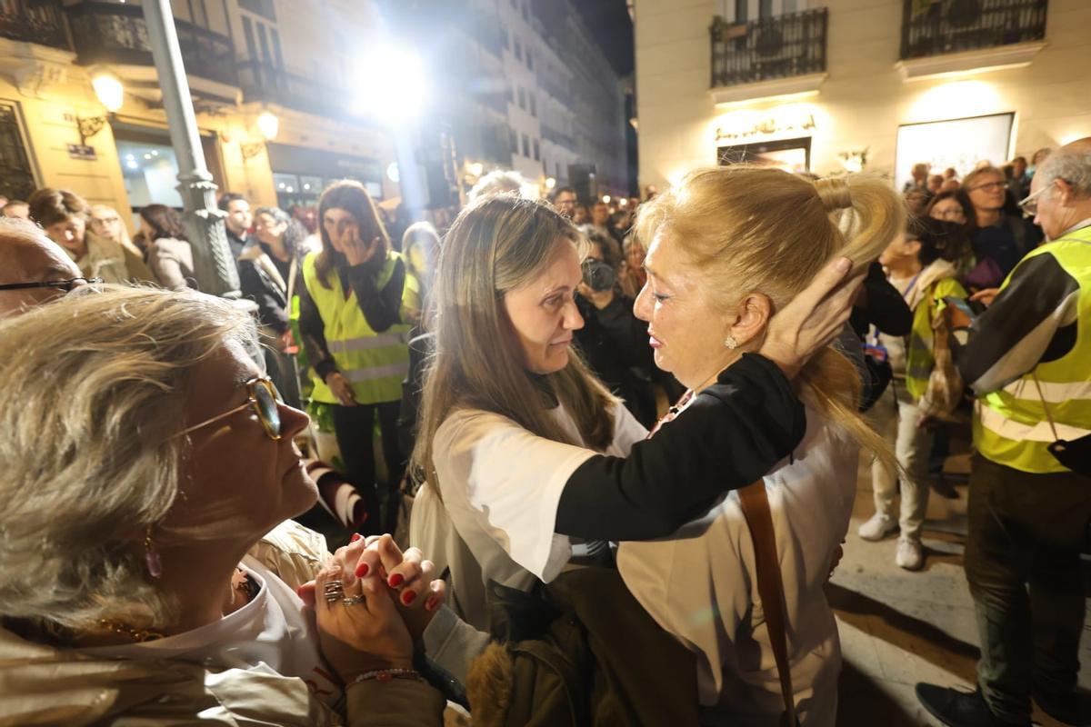 Decenas de valencianos se concentran frente a las Corts para pedir el enjuiciamiento de Mazón por su gestión de la dana