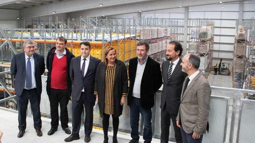 Silva, con representantes de Estrella Galicia y el alcalde de Barro