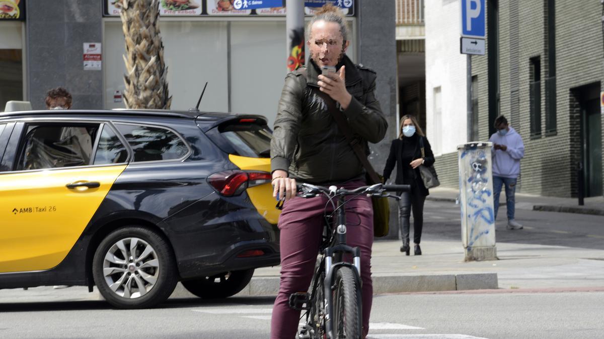 Todos lo sabemos de sobra, pero no está de más recordarlo: nada de móvil cuando vas sobre una bici (o a los mandos de cualquiera otro vehículo)