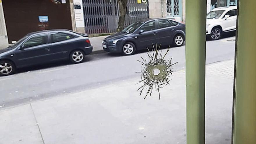 Buscan al hombre que huyó en un coche verde en Vigo tras disparar a un camarero