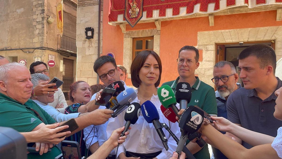 La secretària general del PSPV, Diana Morant, atén els mitjans de comunicació, este divendres