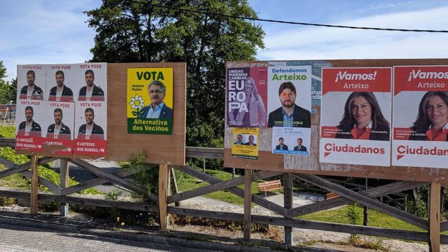 Tablón con los carteles de los candidatos de Arteixo.