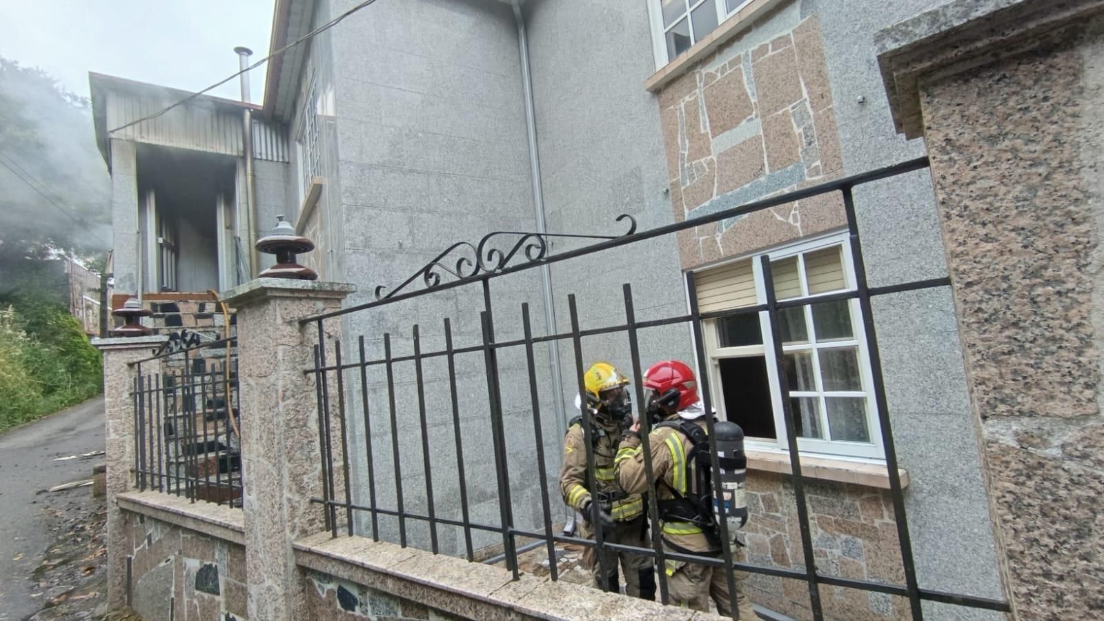 Arde la planta alta de una vivienda en Areamilla en Cangas