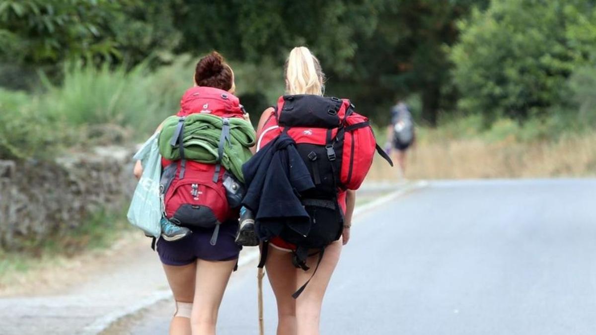 Dos peregrinas en una etapa del Camino de Santiago.