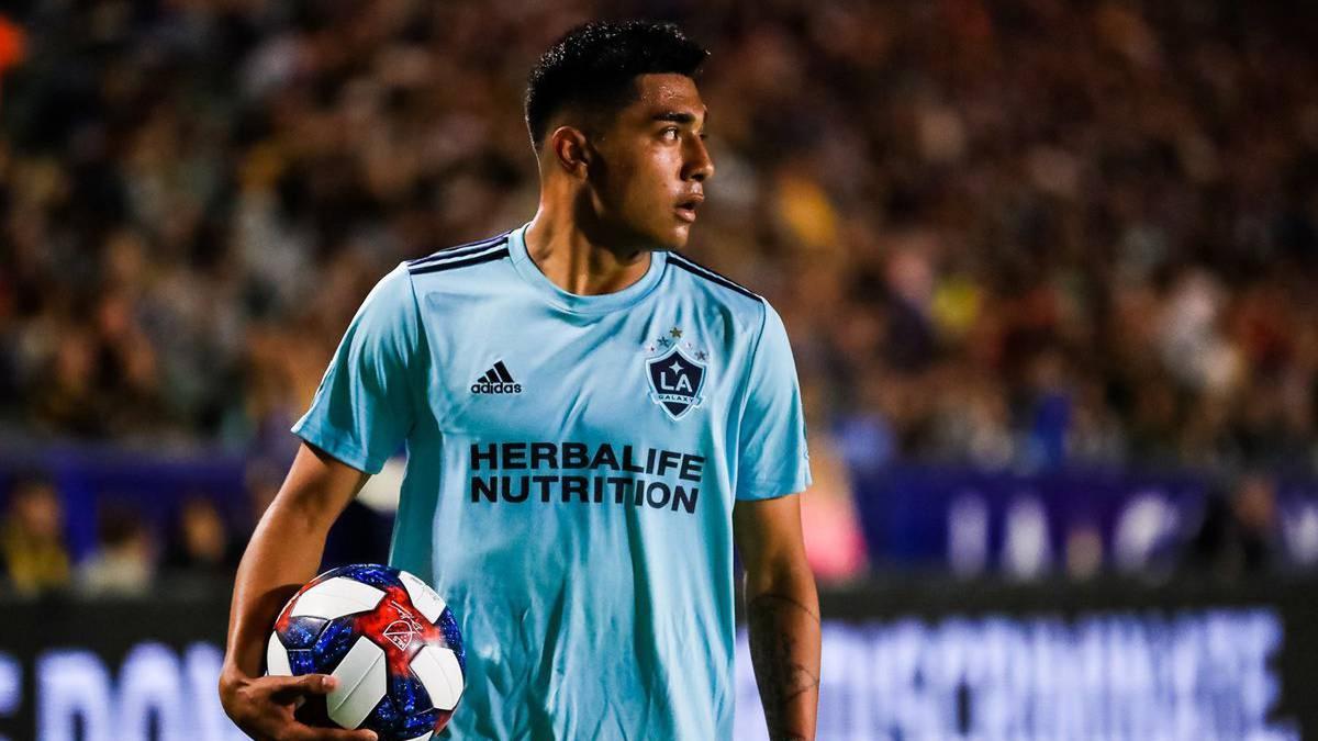 Julián Araújo durante un partido de Los Angeles Galaxy.