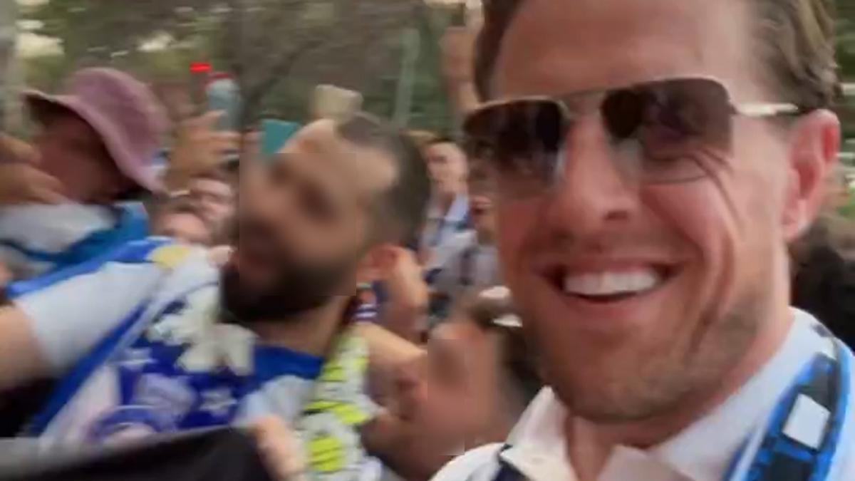 JJ Watt, exjugador de la NFL y accionista del Espanyol, con los aficionados pericos en un bar de la Avinguda del Baix Llobregat