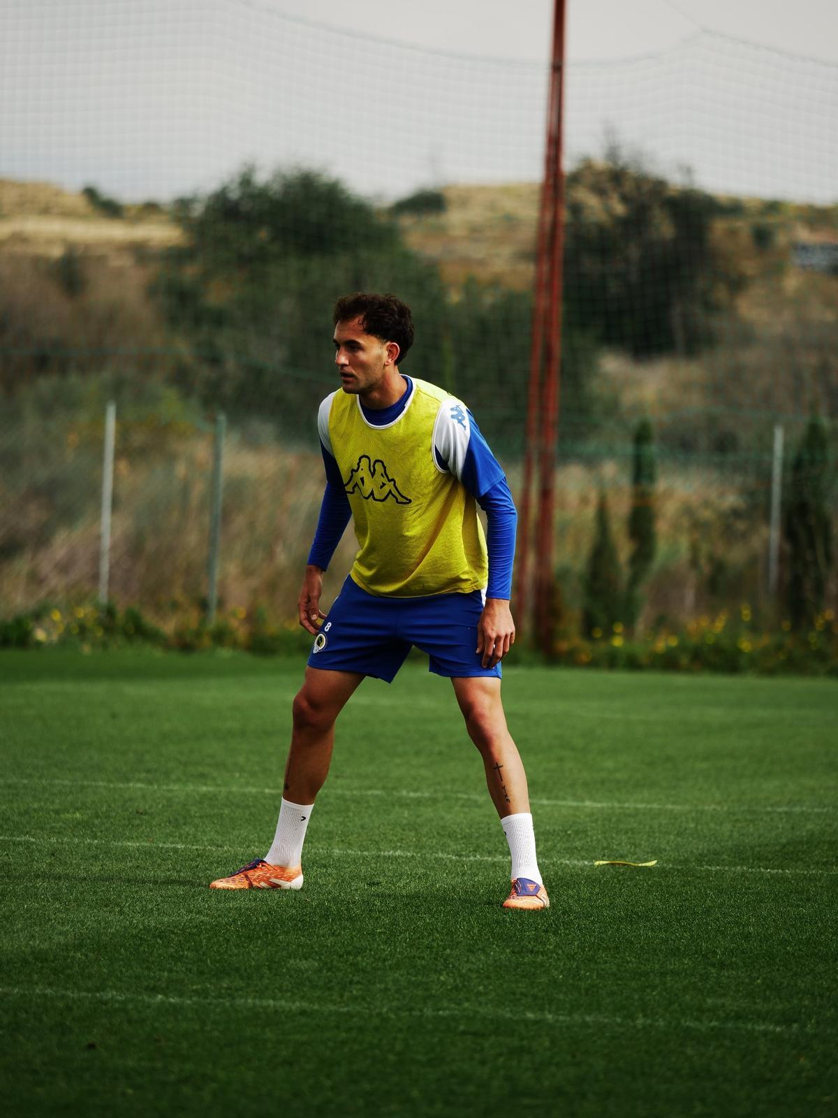 Carlos Mangada, en una sesión de trabajo con el Hércules en Fontcalent.