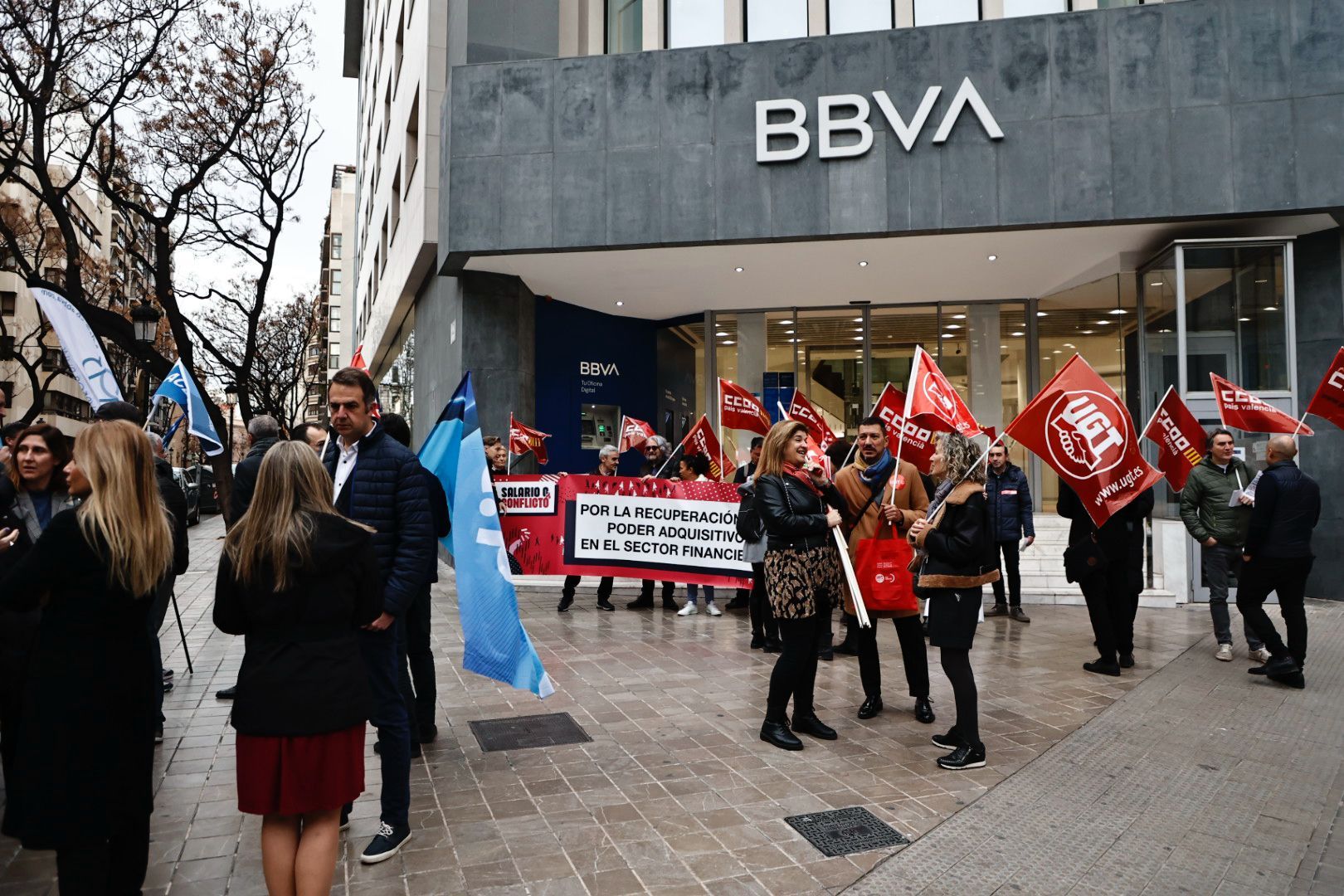 Los empleados de banca protestan ante la sedes de las entidades en València para reclamar una subida de sueldo