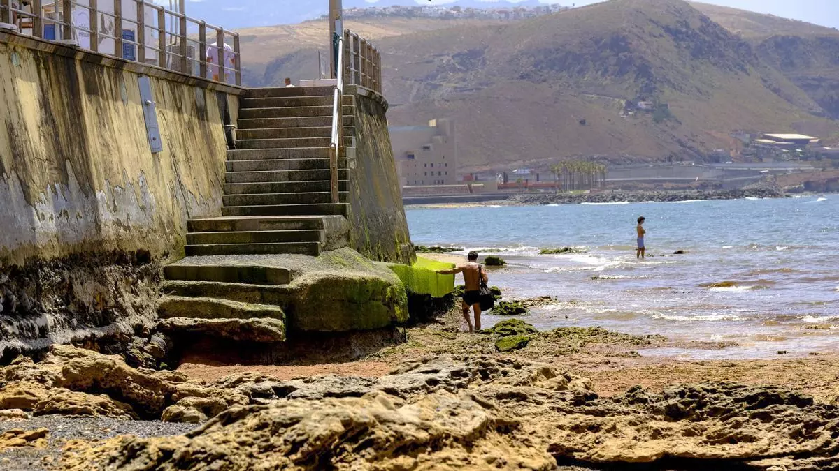 Cuatro meses después de Therese: las capas fósiles de Las Canteras siguen al descubierto tras desaparecer la arena