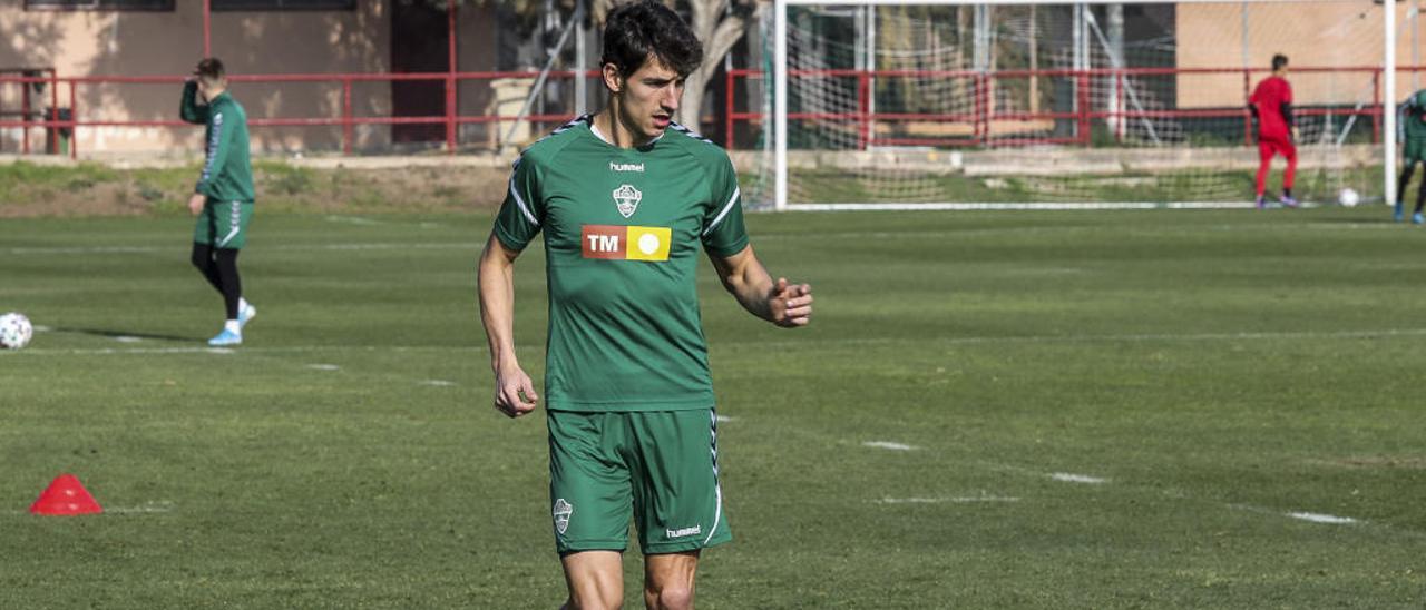 Pere Milla controla un balón, durante el entrenamiento de ayer.