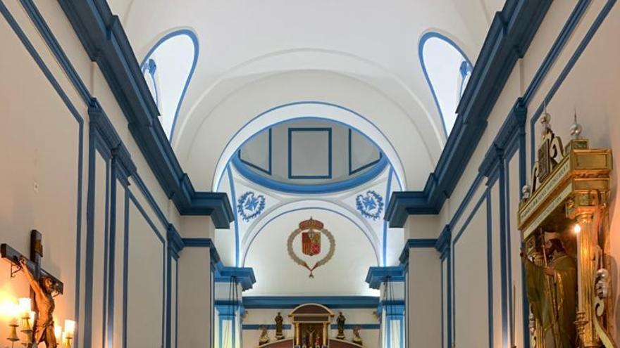 Interior de la ermita, sin asientos para que haya más espacio.