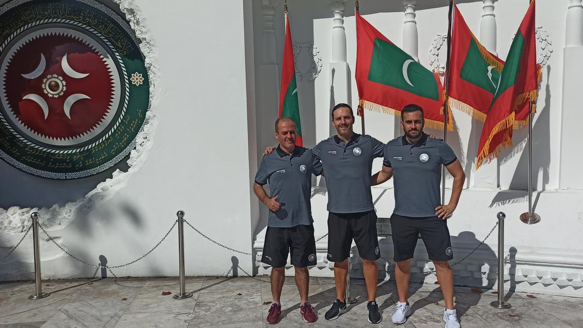 Ángel Oliveira, Blas Charlín y Jonathan Ríos, tras su llegada a Islas Maldivas.