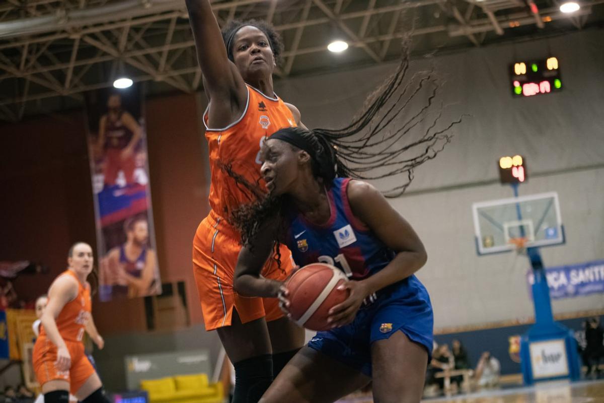 Nadia Fingall, en una acción defensiva ante el Barça CBS