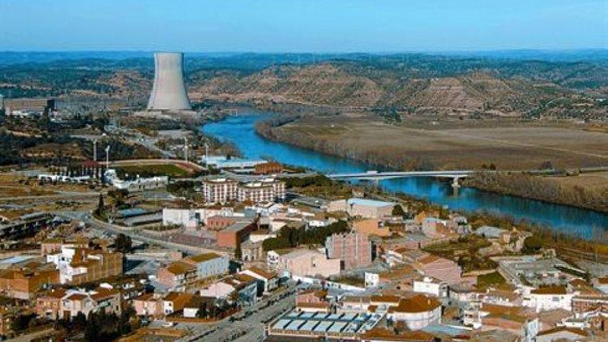 El pueblo de Ascó, con la central nuclear al fondo.