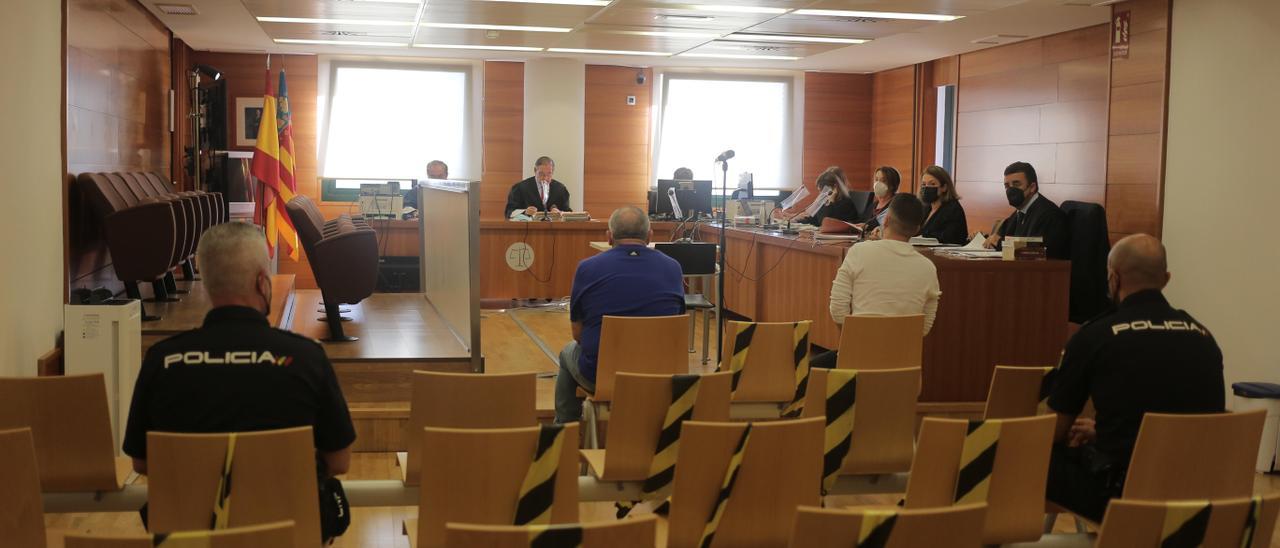 El juicio, que fue aplazado en verano, se celebró el lunes en la Sección Primera de la Audiencia Provincial.