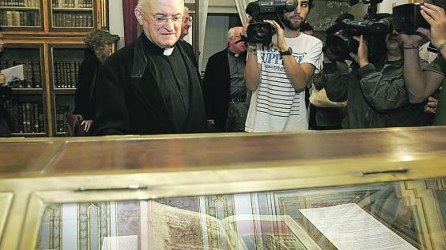 José María Díaz, deán de la catedral, observa un facsímil del &#039;Códice Calixtino&#039;. / xoán álvarez
