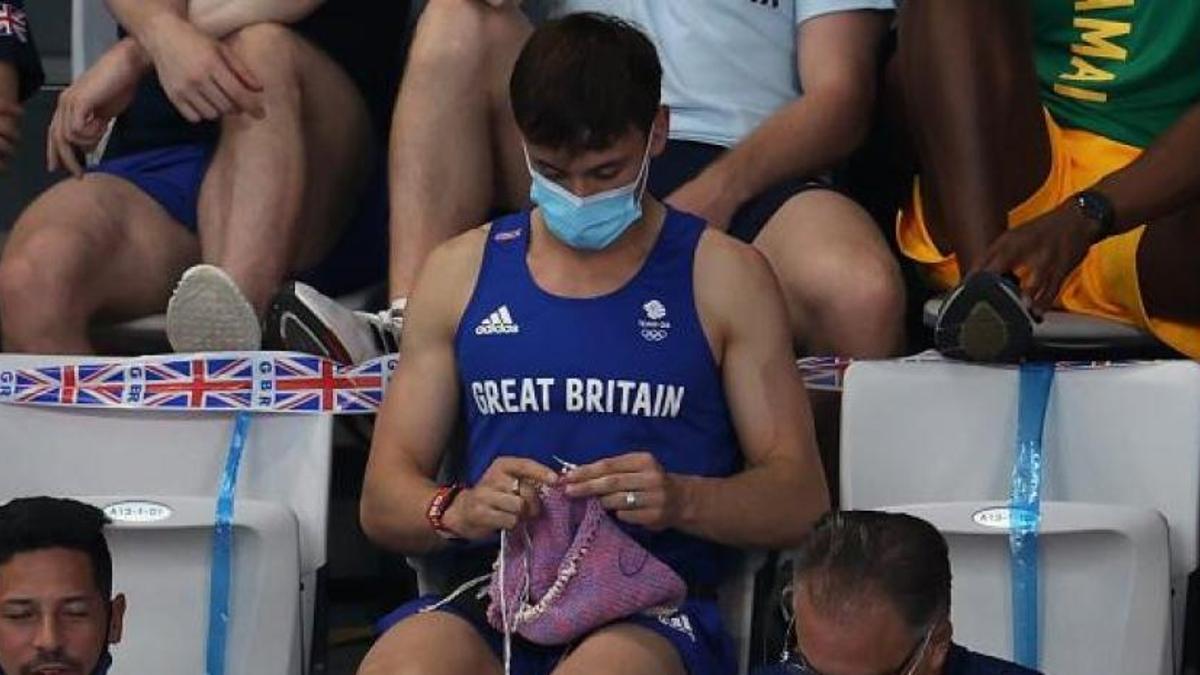 El atleta Tom Daley, tejiendo durante los Juegos Olímpicos de Tokio