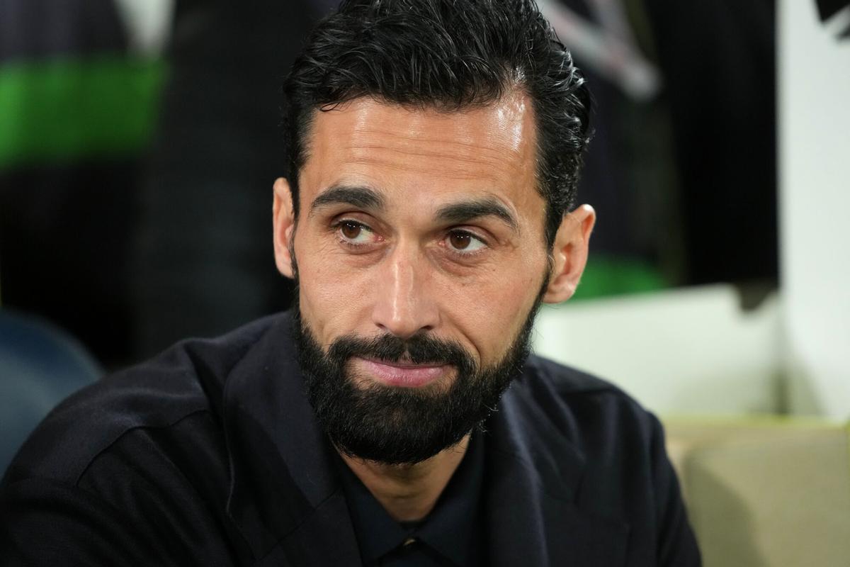 Álvaro Arbeloa, en el banquillo de La Cerámica.