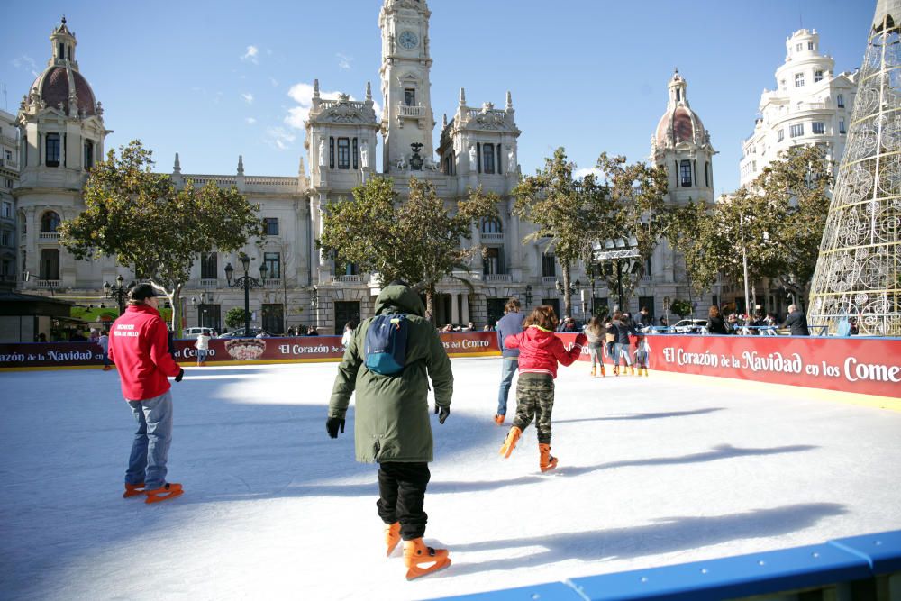 Primer día de los árboles de Navidad, pista de patinaje sobre hielo y el tiovivo del ayuntamiento