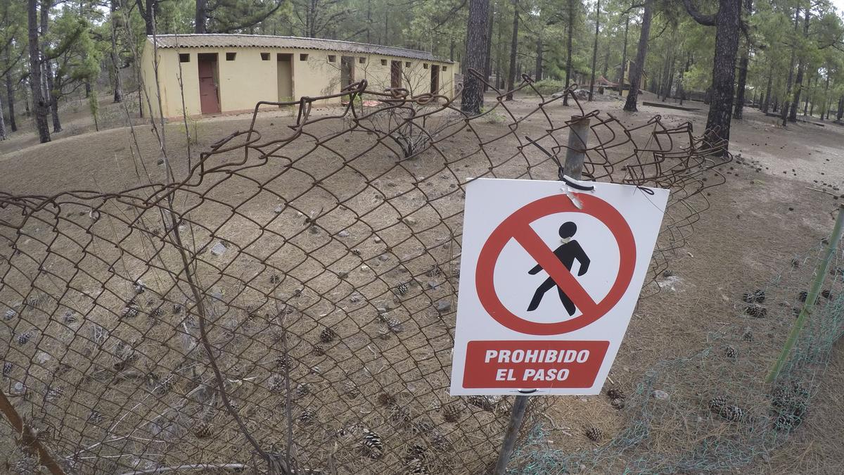 Carteles de prohibido el paso en los restos del albergue juvenil