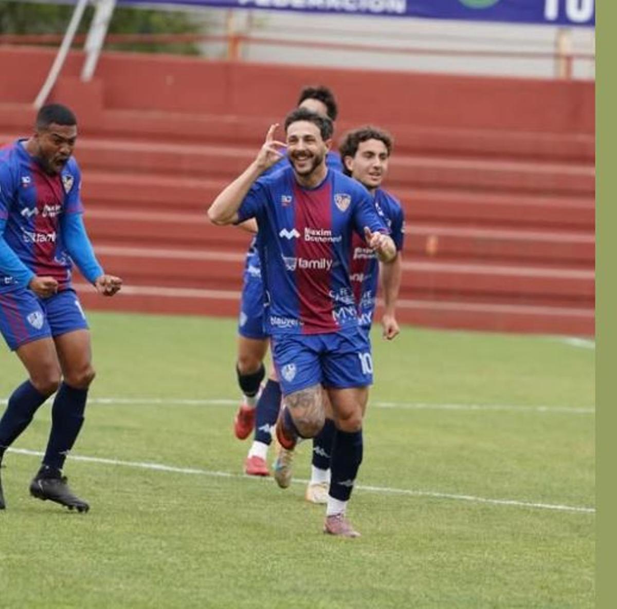 Traver celebra el gol que dio la victoria a la UD Alzira.