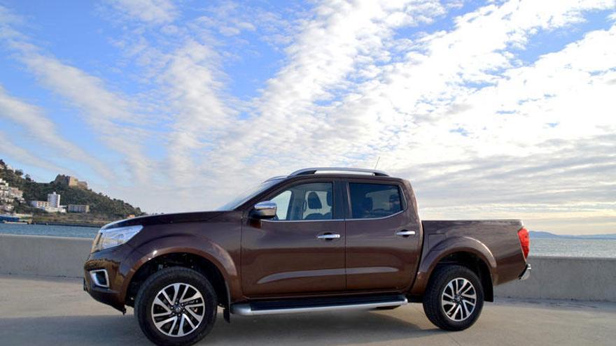 El Nissan Navara en el port esportiu de Roses.