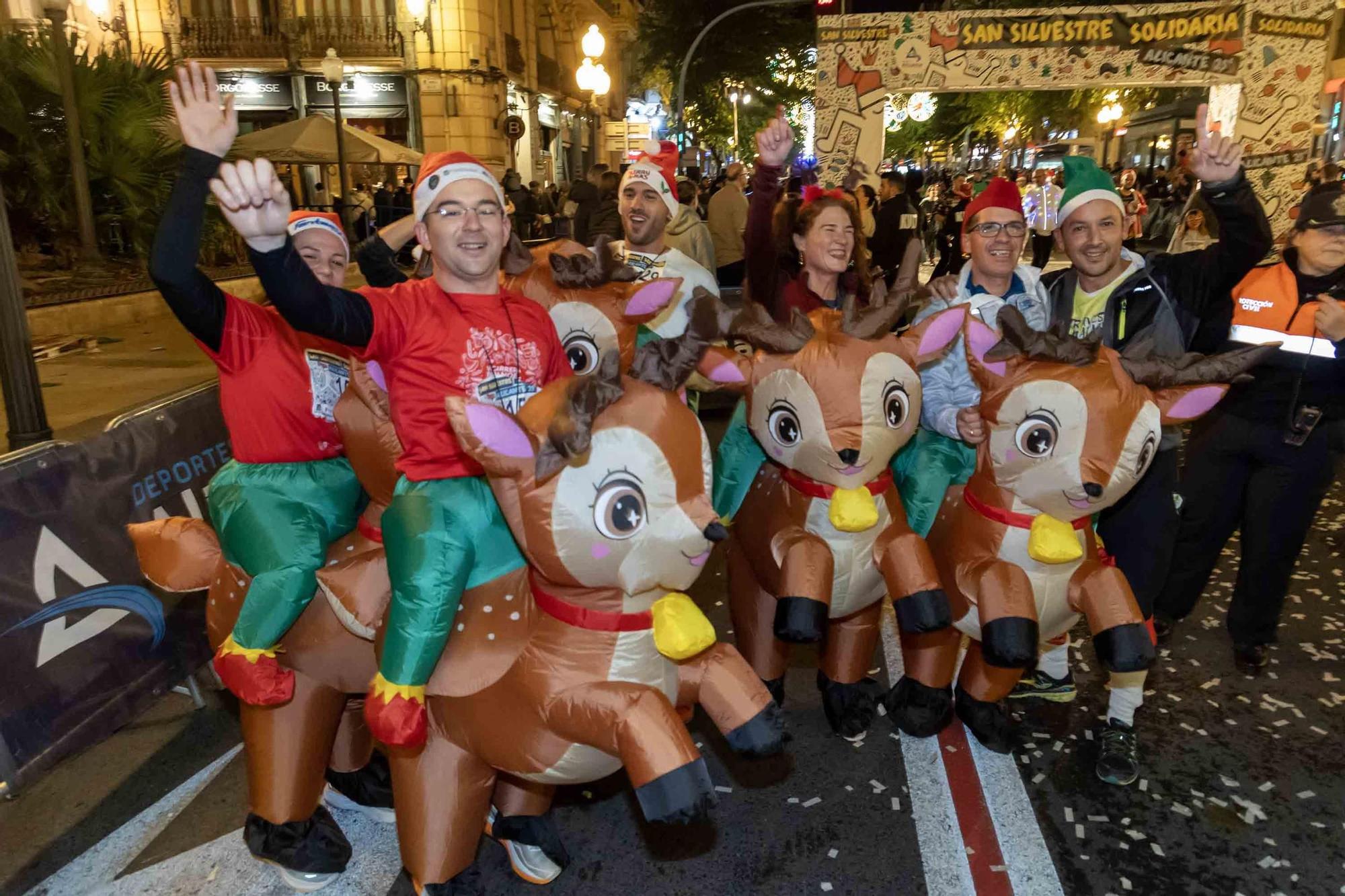 La San Silvestre de Alicante llena de colorido la ciudad
