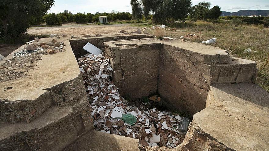 Escombros y residuos se acumulan dentro del antiguo nido de ametralladoras. | DANIEL TORTAJADA